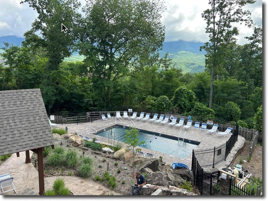 Apartment Cozy Fires & Mountain Views, Your Smoky Mountain Escape *