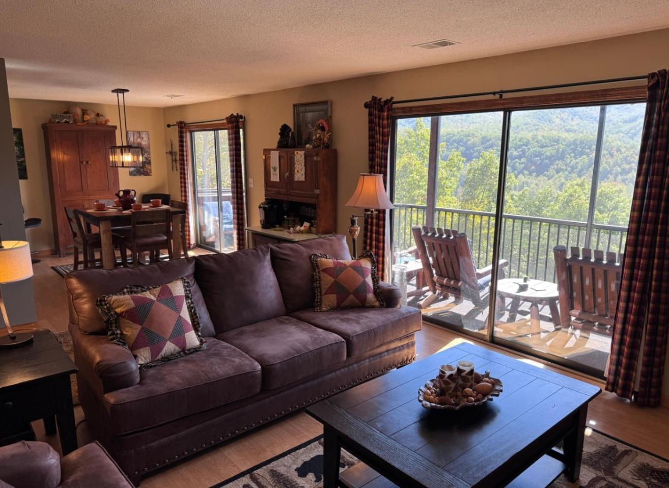 Apartment Cozy Fires & Mountain Views, Your Smoky Mountain Escape *