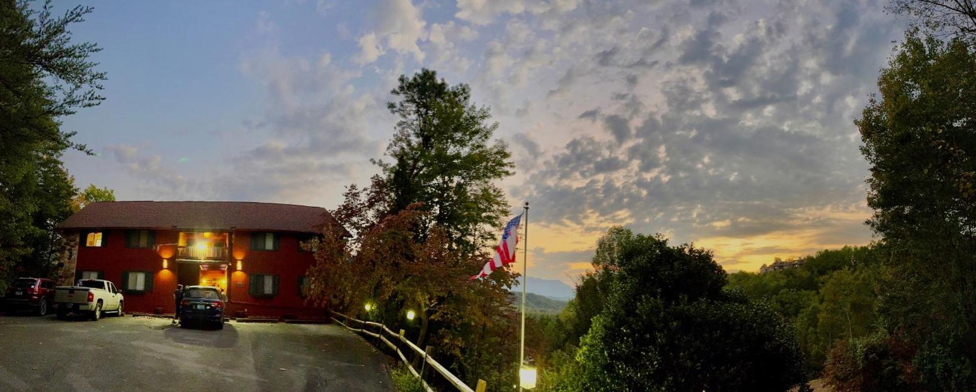Apartment Cozy Fires & Mountain Views, Your Smoky Mountain Escape Gatlinburg