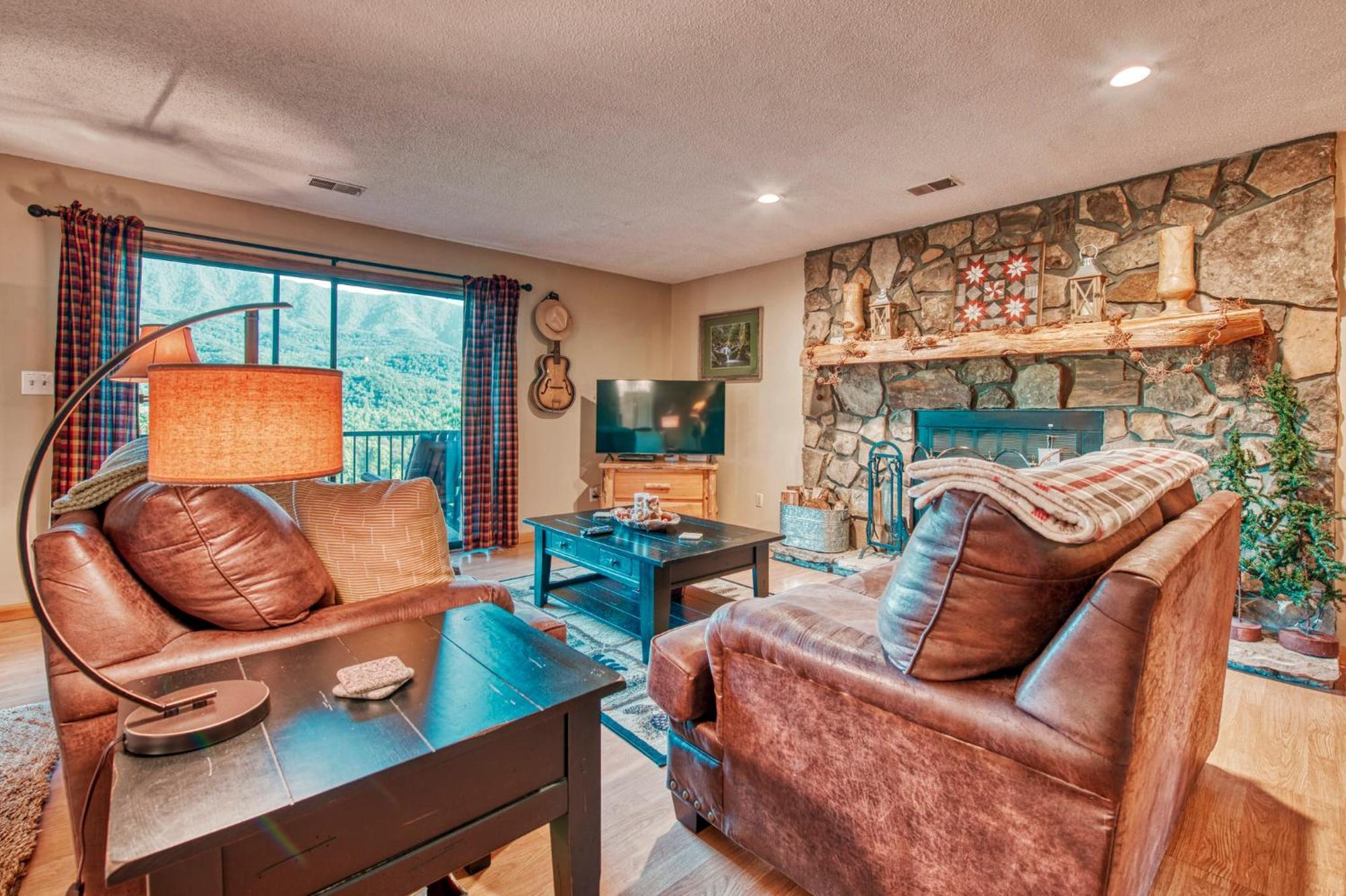 Apartment Cozy Fires & Mountain Views, Your Smoky Mountain Escape *