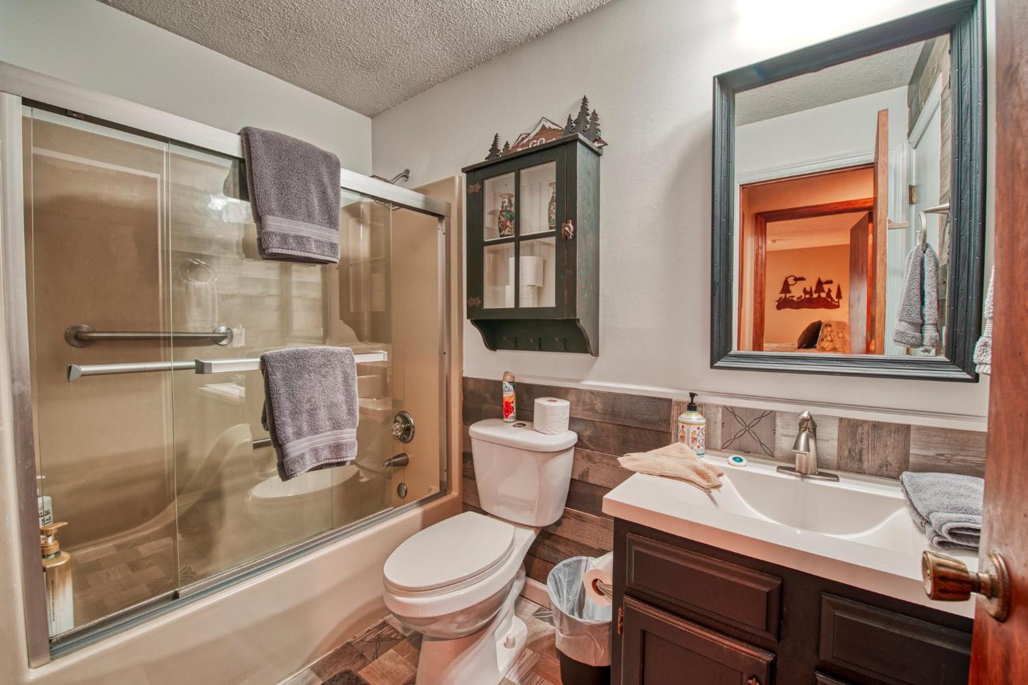 Cozy Fires & Mountain Views, Your Smoky Mountain Escape Apartment *