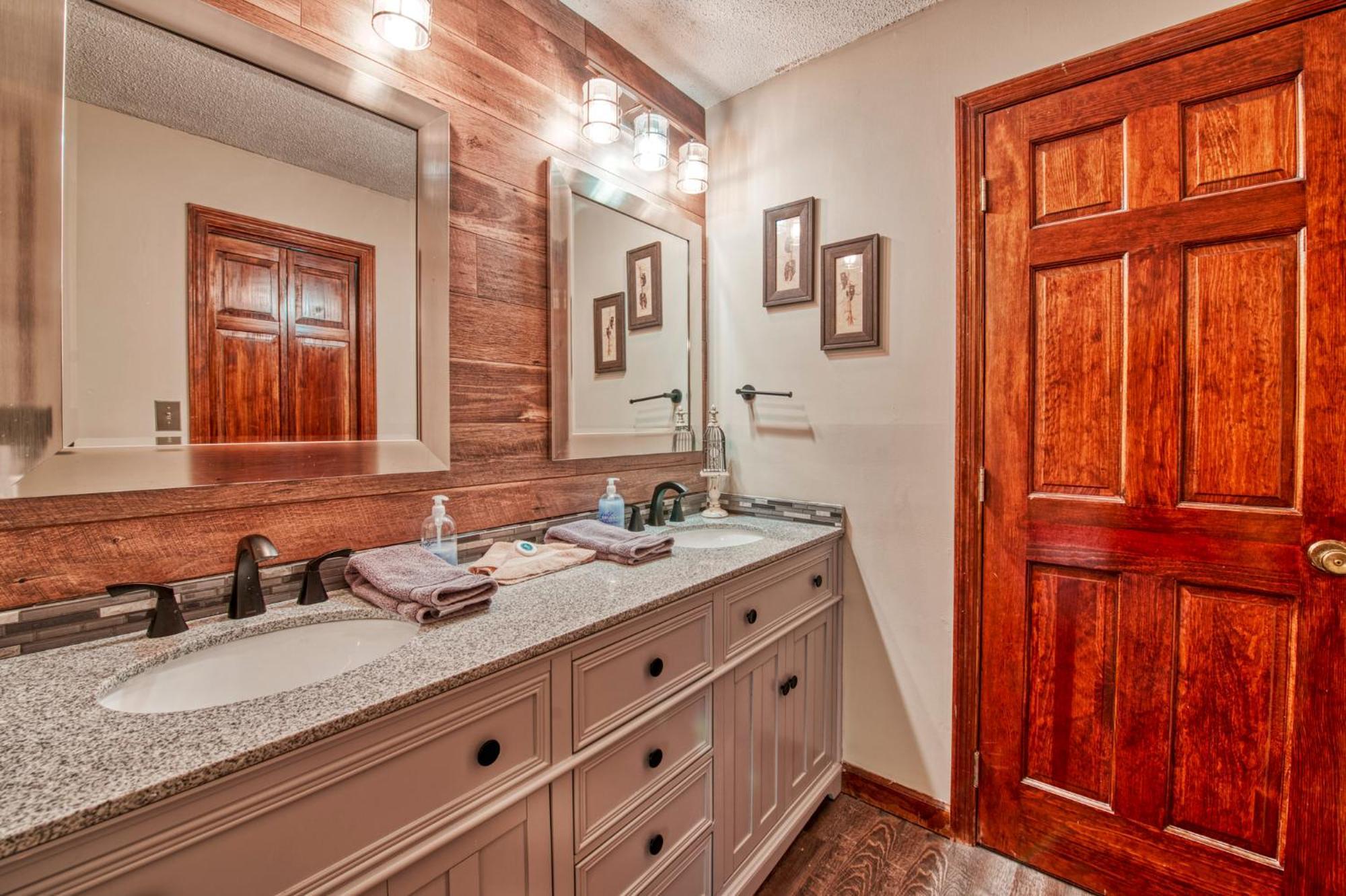 Cozy Fires & Mountain Views, Your Smoky Mountain Escape Apartment