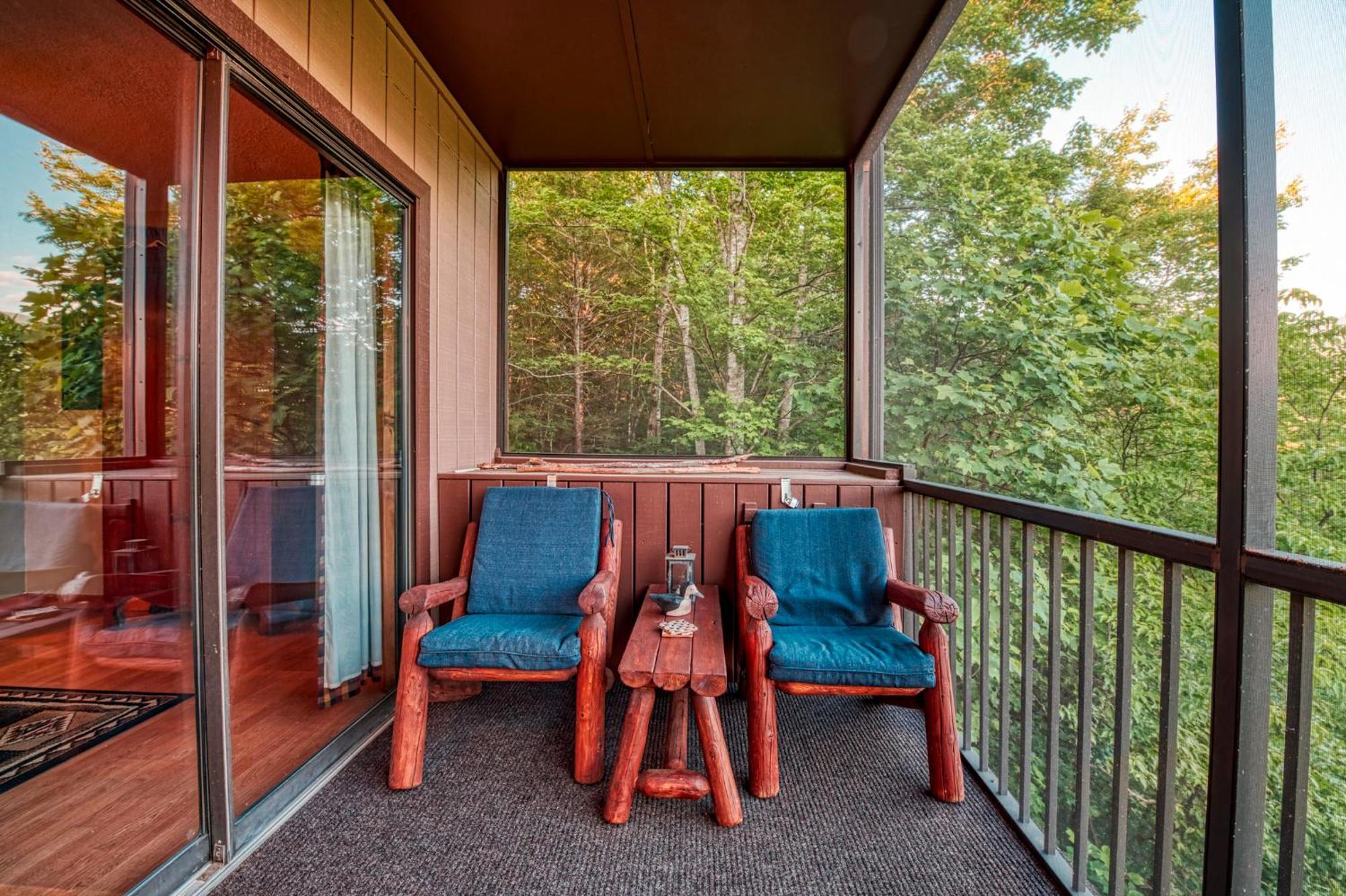 Cozy Fires & Mountain Views, Your Smoky Mountain Escape *