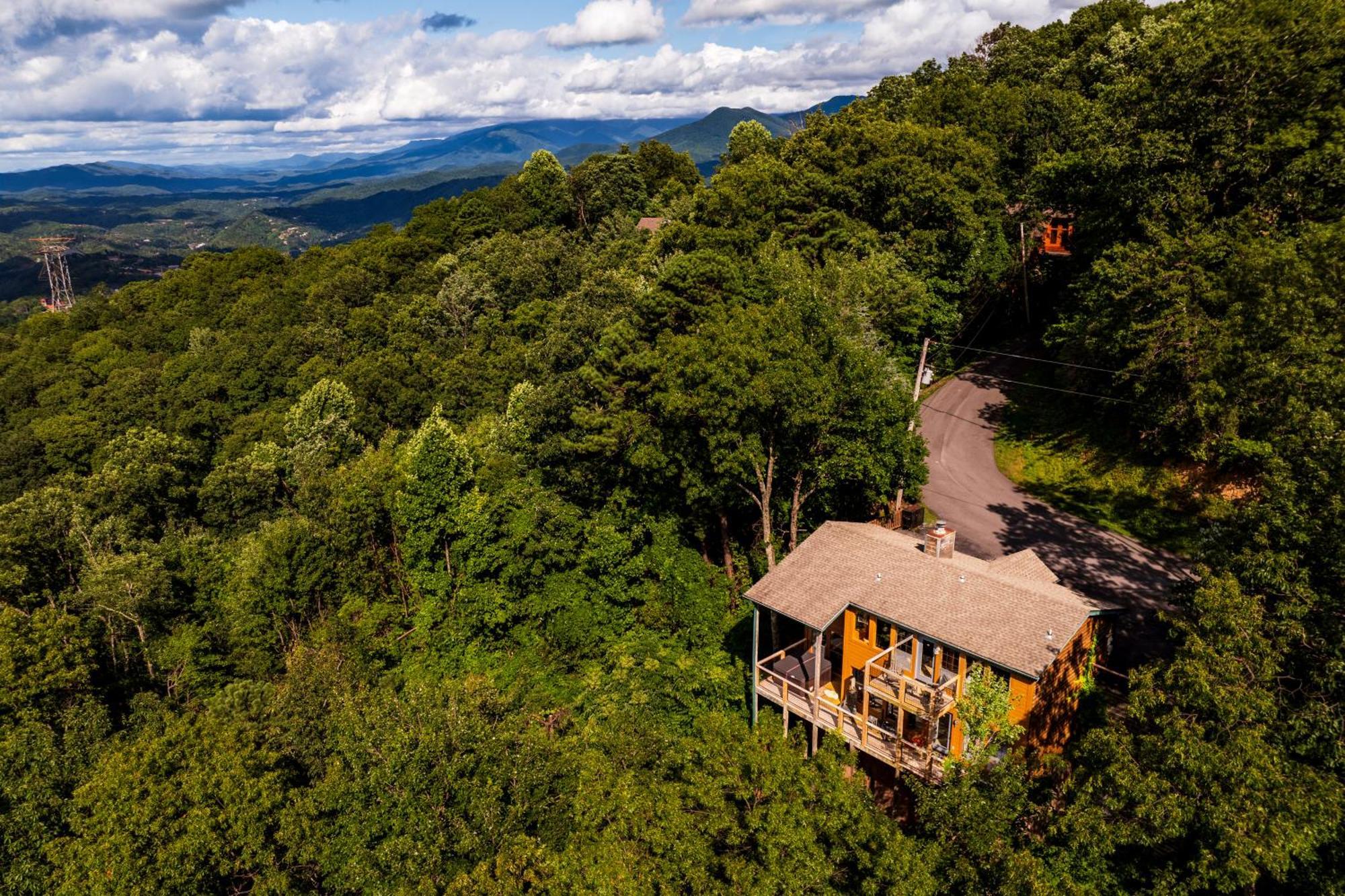 Elevista - Quaint&private-views-hottub-pooltable-bears-3 Clubhouse Pools Gatlinburg