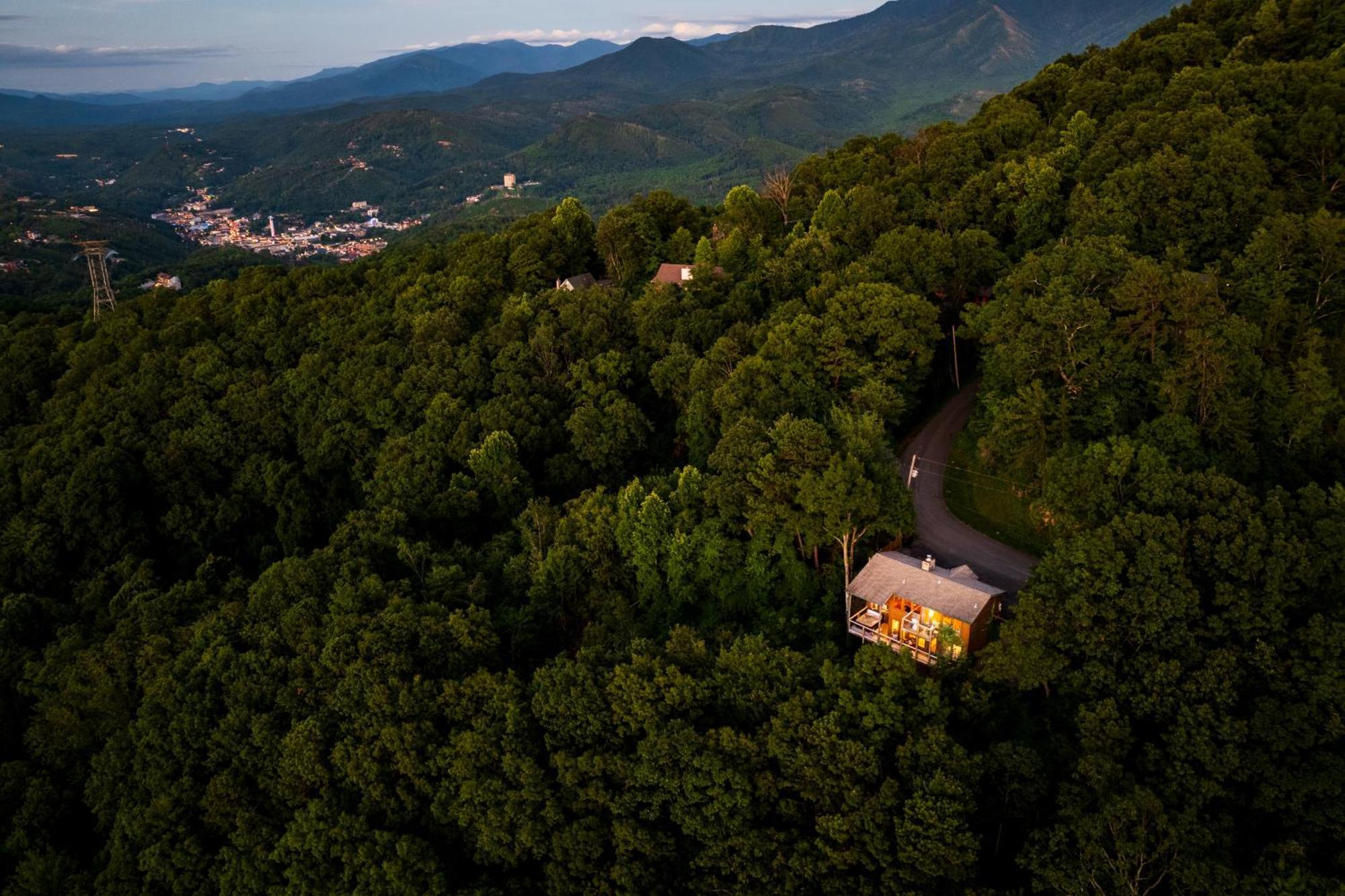 Elevista - Quaint&private-views-hottub-pooltable-bears-3 Clubhouse Pools * Gatlinburg