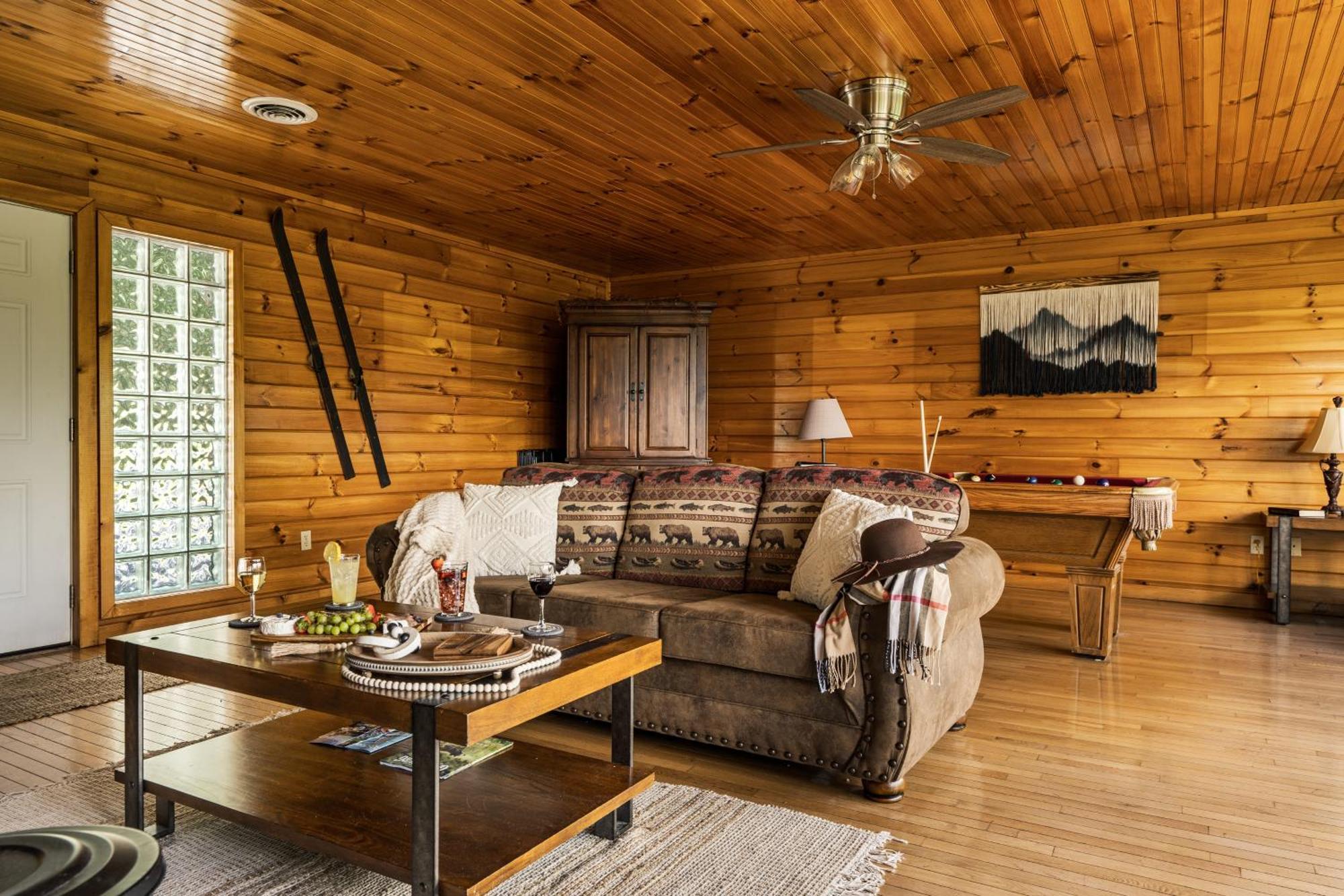 Elevista - Quaint&private-views-hottub-pooltable-bears-3 Clubhouse Pools Gatlinburg
