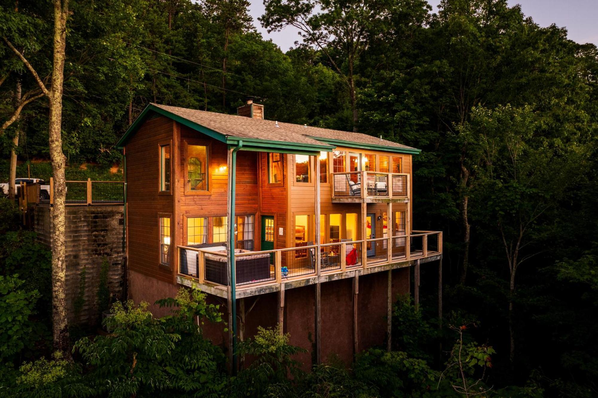 Elevista - Quaint&private-views-hottub-pooltable-bears-3 Clubhouse Pools * Gatlinburg