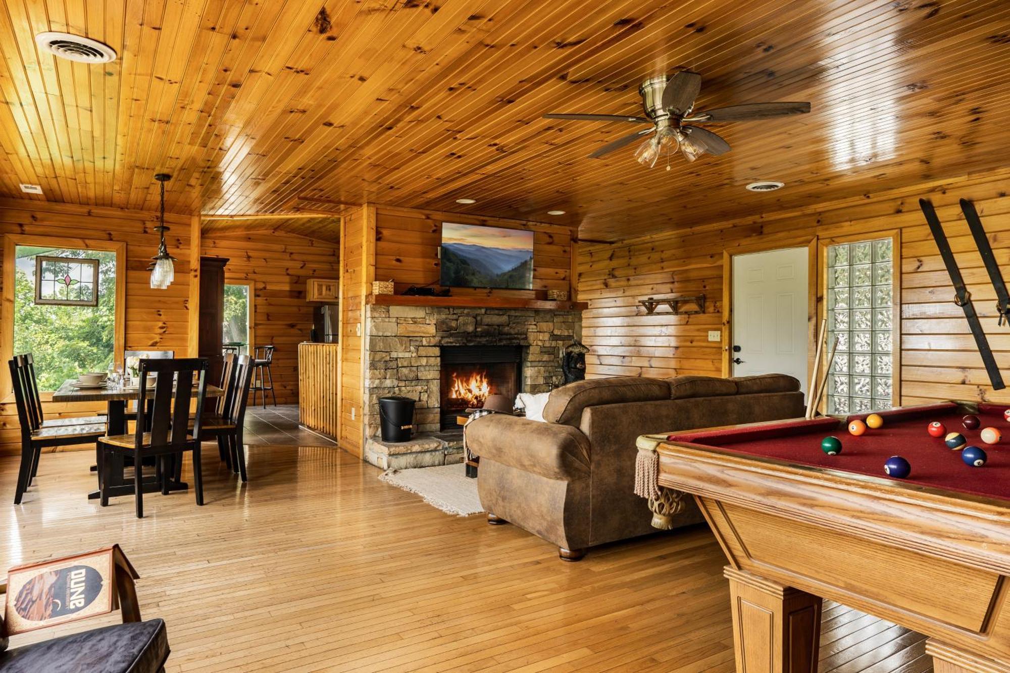 Elevista - Quaint&private-views-hottub-pooltable-bears-3 Clubhouse Pools