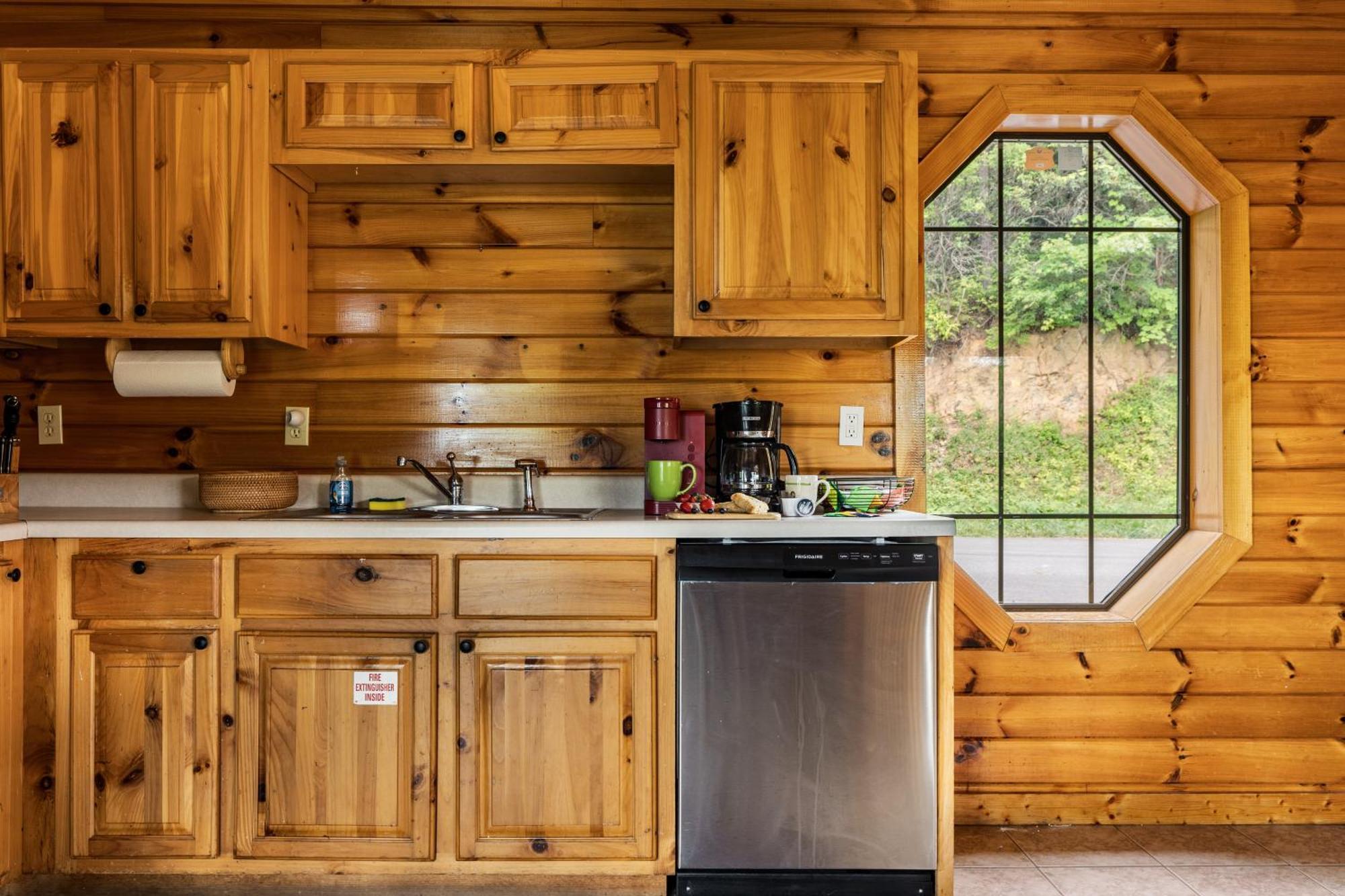 Elevista - Quaint&private-views-hottub-pooltable-bears-3 Clubhouse Pools Chalet Gatlinburg