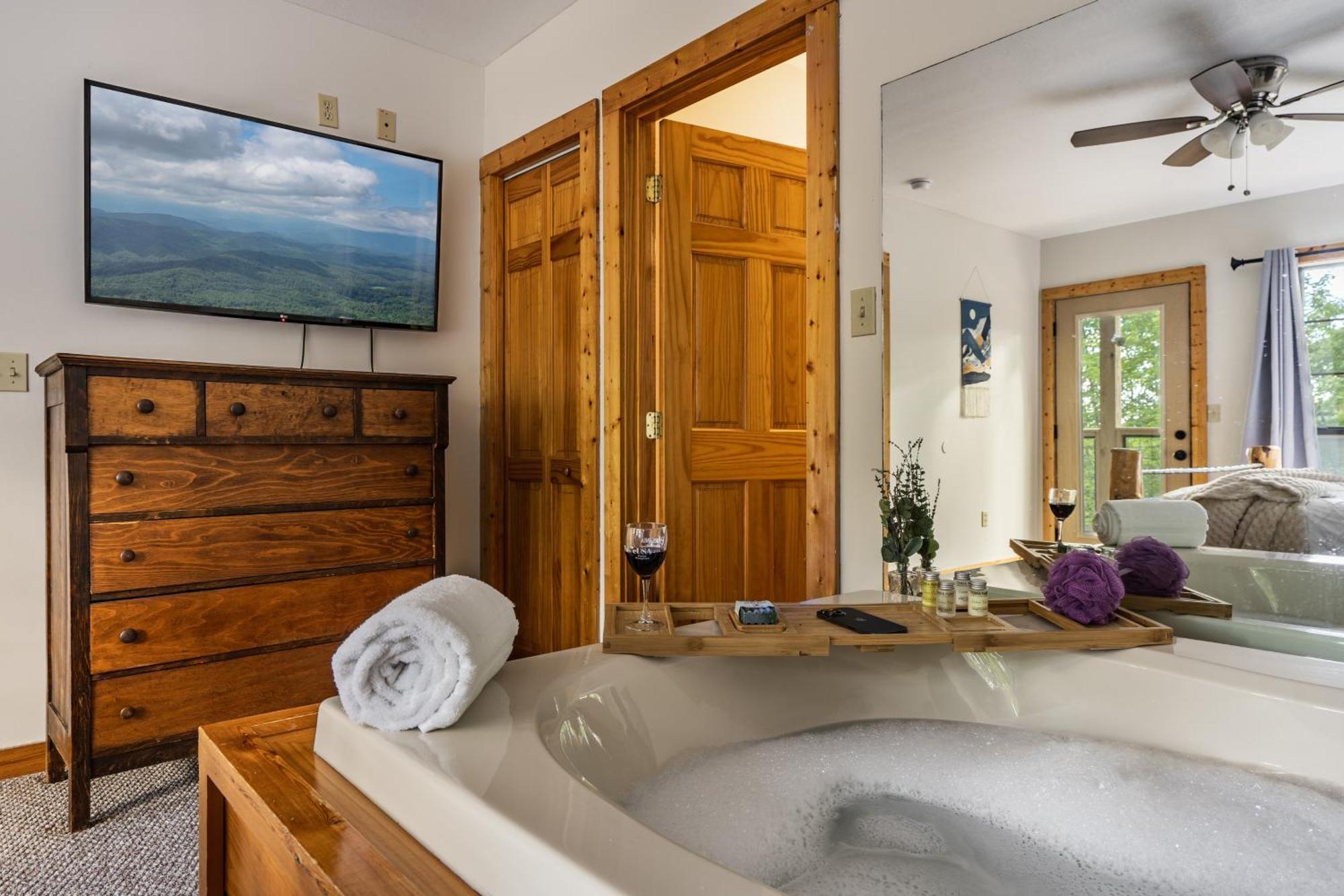 Elevista - Quaint&private-views-hottub-pooltable-bears-3 Clubhouse Pools Chalet