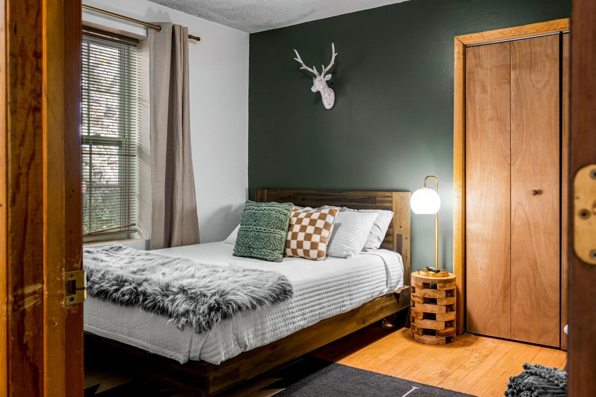 Chalet Escape To Sugar Chalet: The Rustic Modern Retreat Gatlinburg