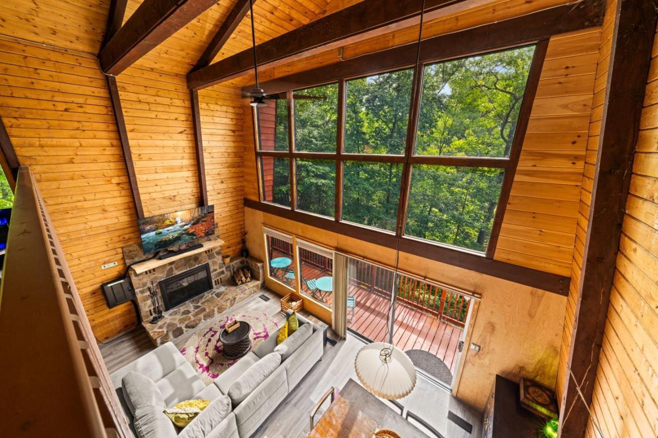 Treetops - 3bd/2bt Boutique W/mt Leconte Views In Chalet *
