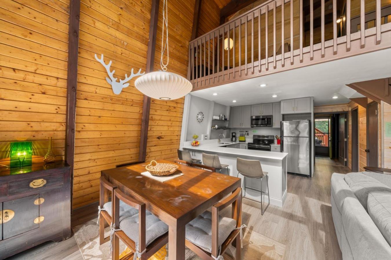 Treetops - 3bd/2bt Boutique W/mt Leconte Views In