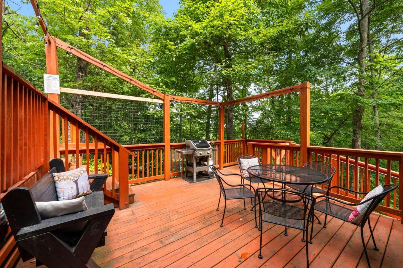 Treetops - 3bd/2bt Boutique W/mt Leconte Views In Chalet