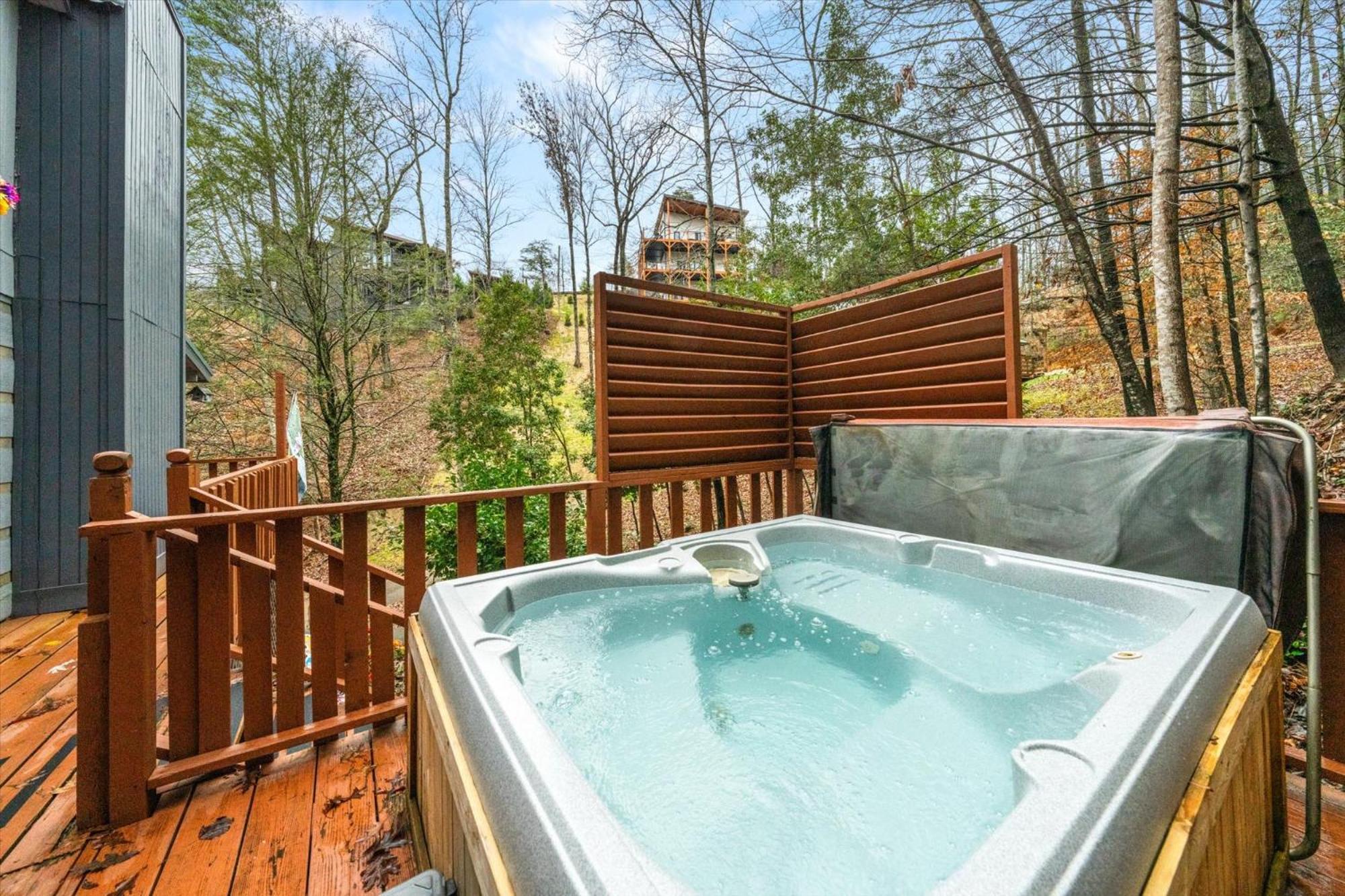 Holiday home Downtown Vibes With Bbq, Hot Tub & Games! Gatlinburg