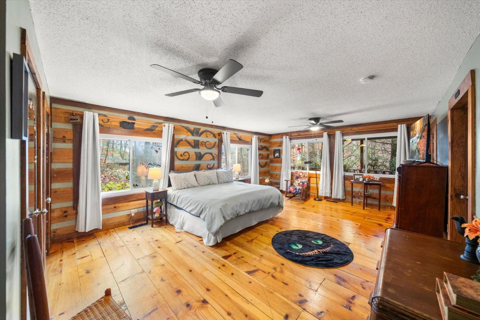 Holiday home Downtown Vibes With Bbq, Hot Tub & Games!