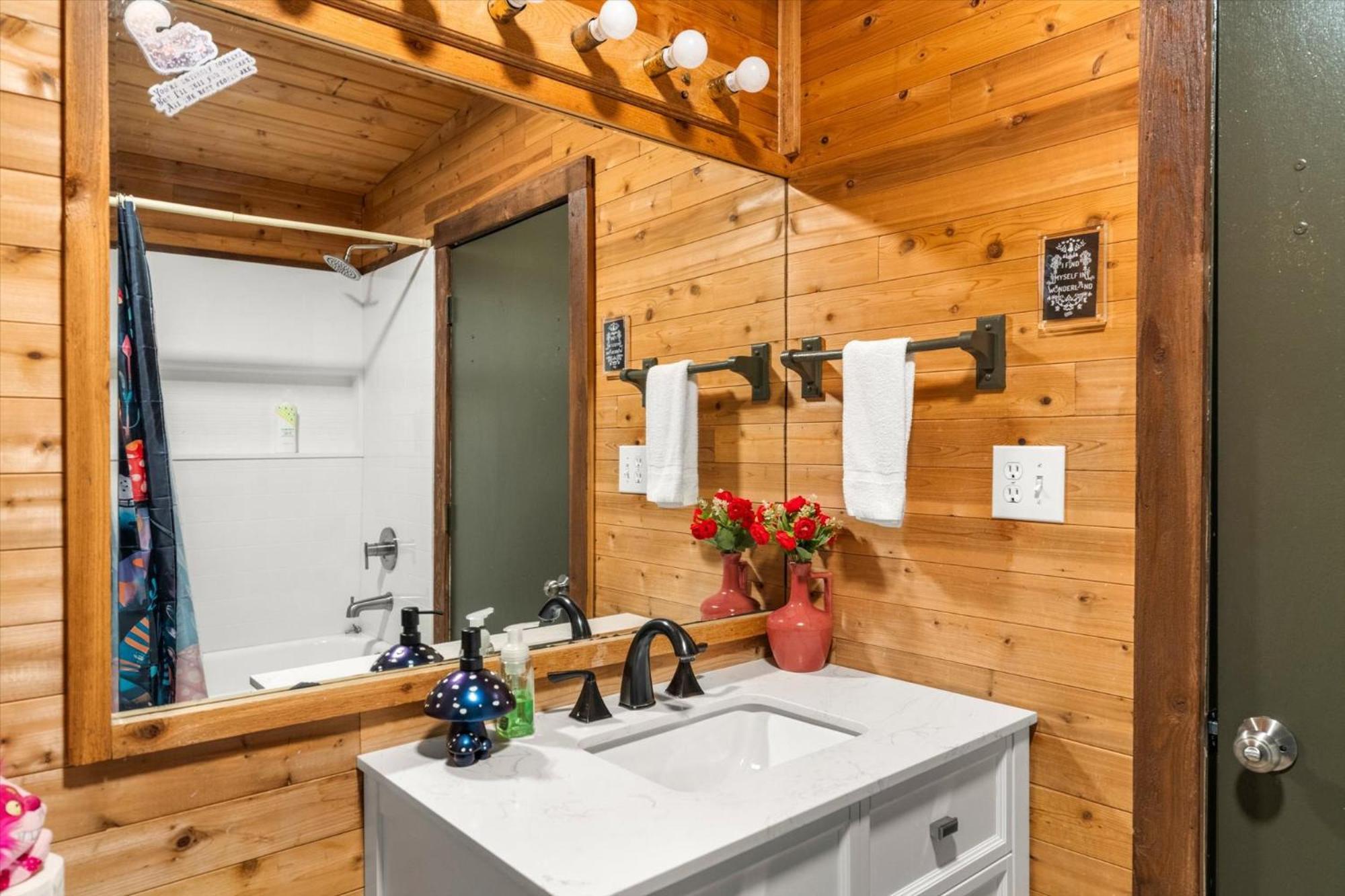Downtown Vibes With Bbq, Hot Tub & Games! Holiday home *