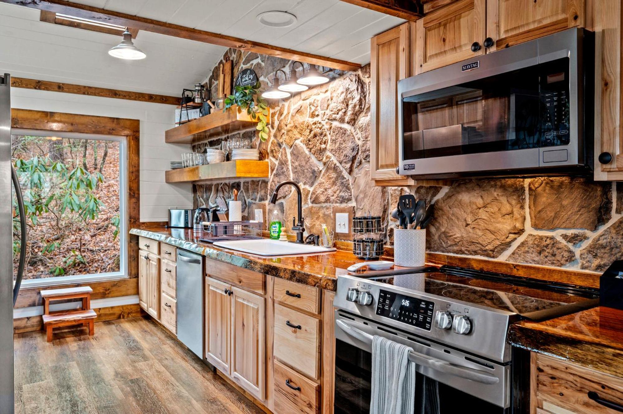 High Bear Activity, Handicap Ramp, Hot Tub, Fire Table, Game Room, Family Chalet