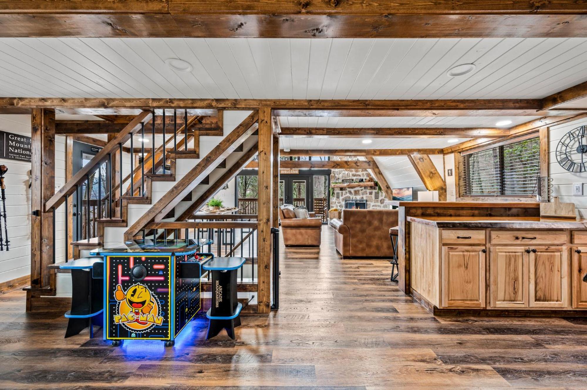 High Bear Activity, Handicap Ramp, Hot Tub, Fire Table, Game Room, Family Chalet *