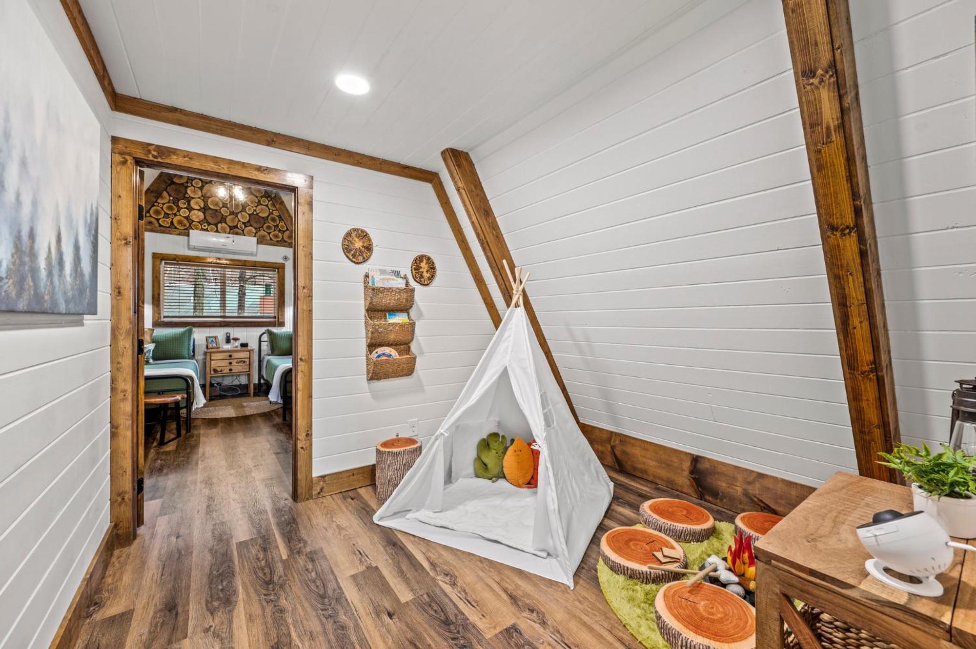 Chalet 1mile Downtown, Handicap Ramp, Hot Tub, Game Gatlinburg