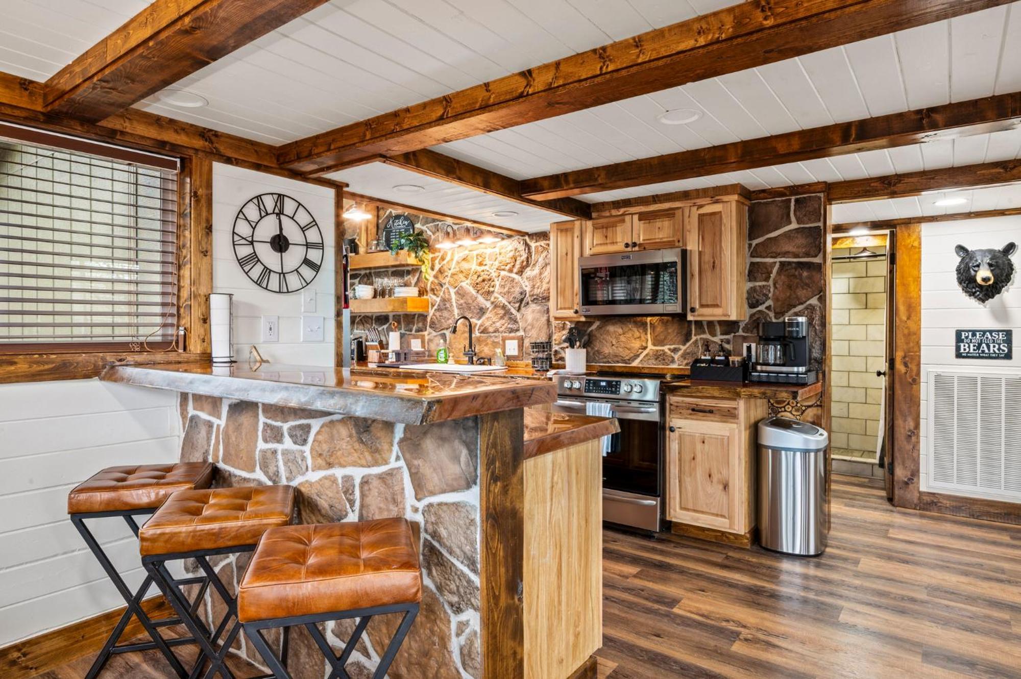 High Bear Activity, Handicap Ramp, Hot Tub, Fire Table, Game Room, Family *