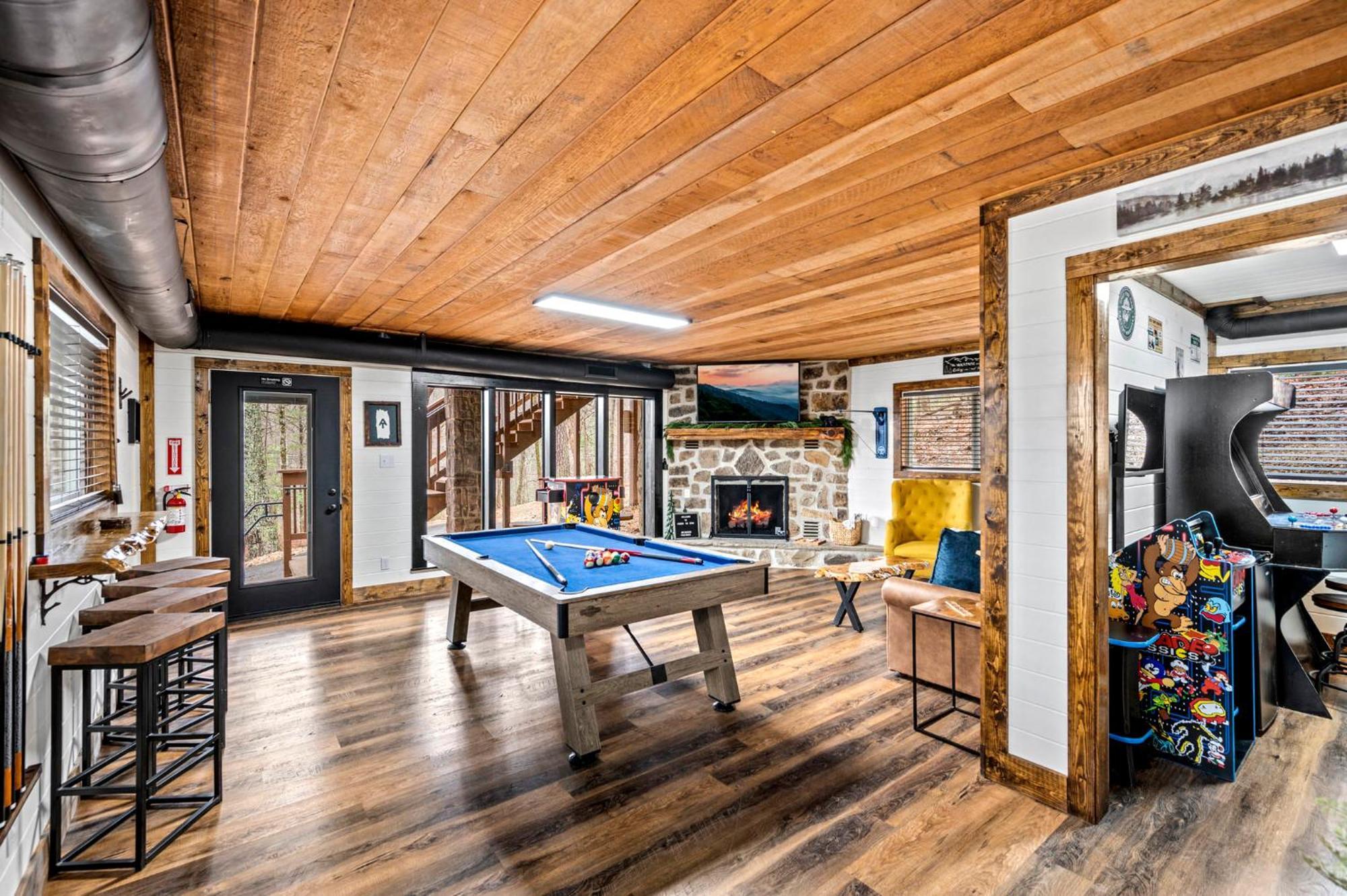 High Bear Activity, Handicap Ramp, Hot Tub, Fire Table, Game Room, Family Chalet Gatlinburg