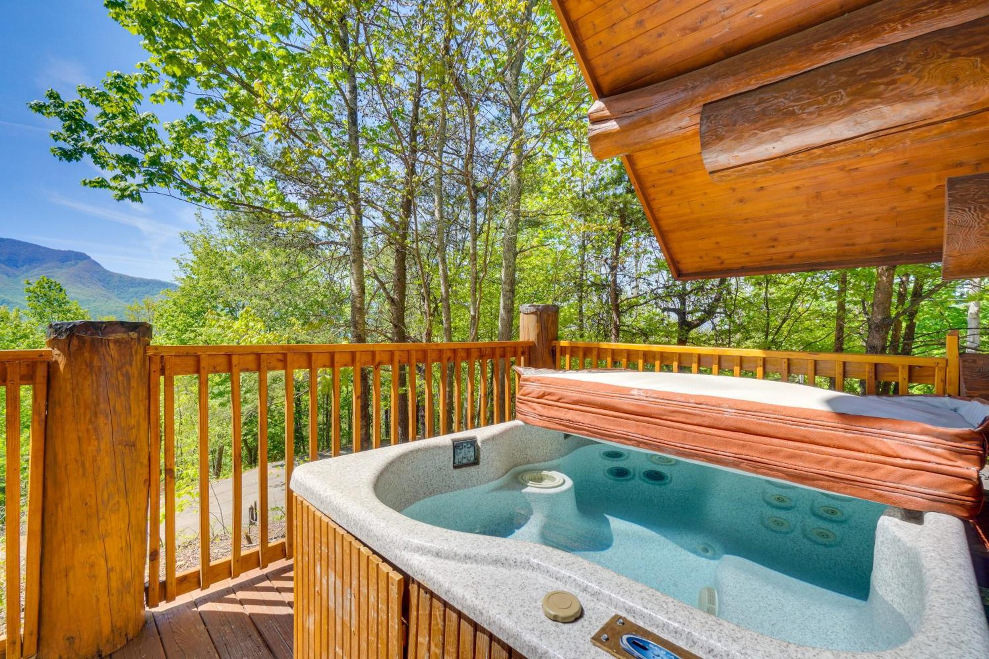 Holiday home Vacation With Hot Tub And Game Room!