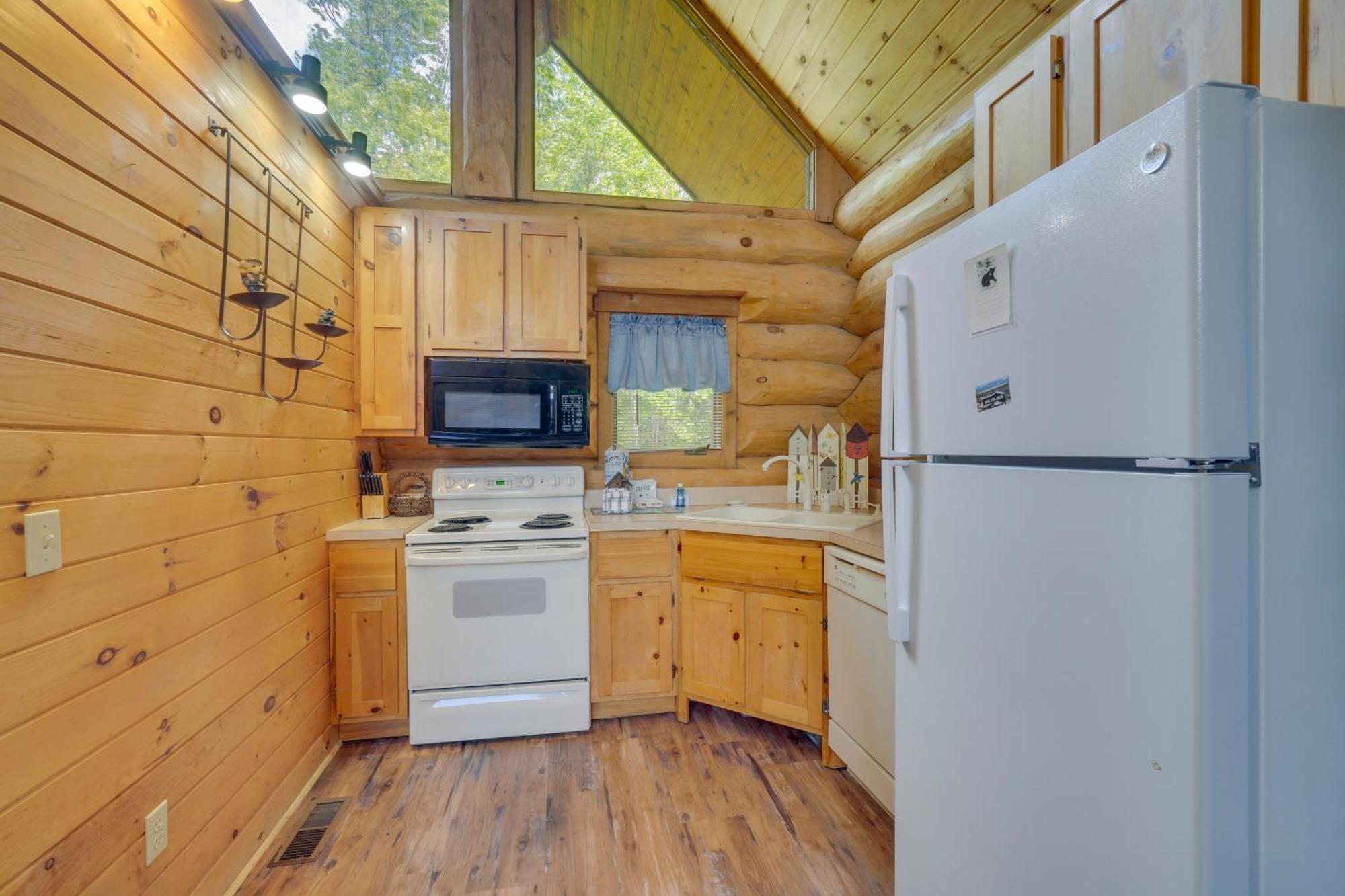 With Hot Tub About 11 Miles To Downtown Gatlinburg