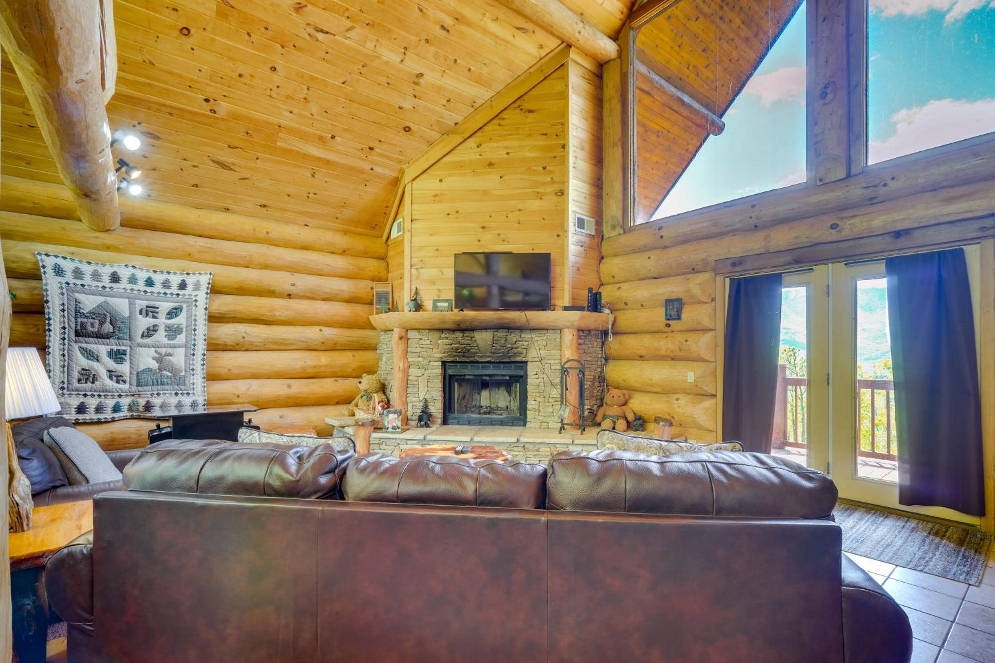 Apartment With Hot Tub About 11 Miles To Downtown Gatlinburg
