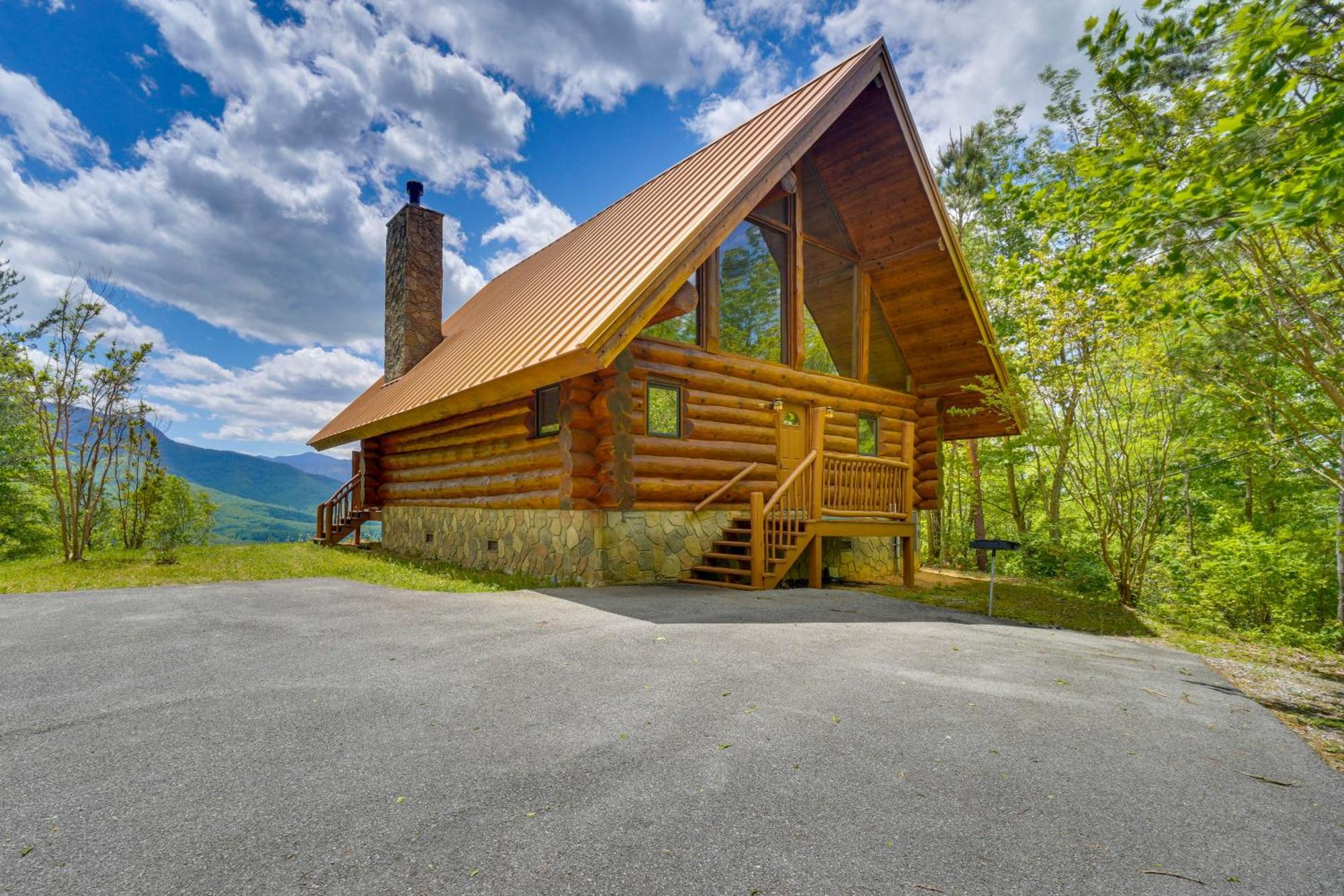 Apartment With Hot Tub About 11 Miles To Downtown Gatlinburg