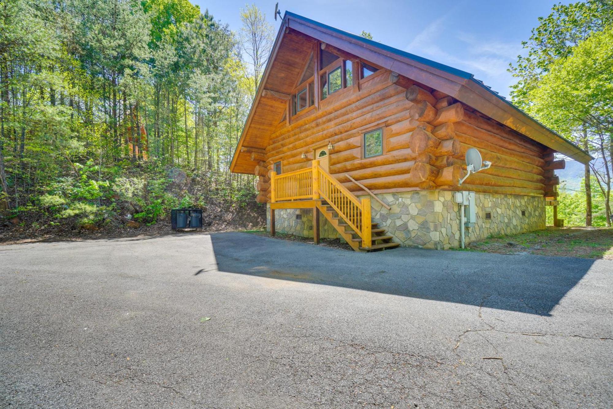 Vacation With Hot Tub And Game Room! * Gatlinburg