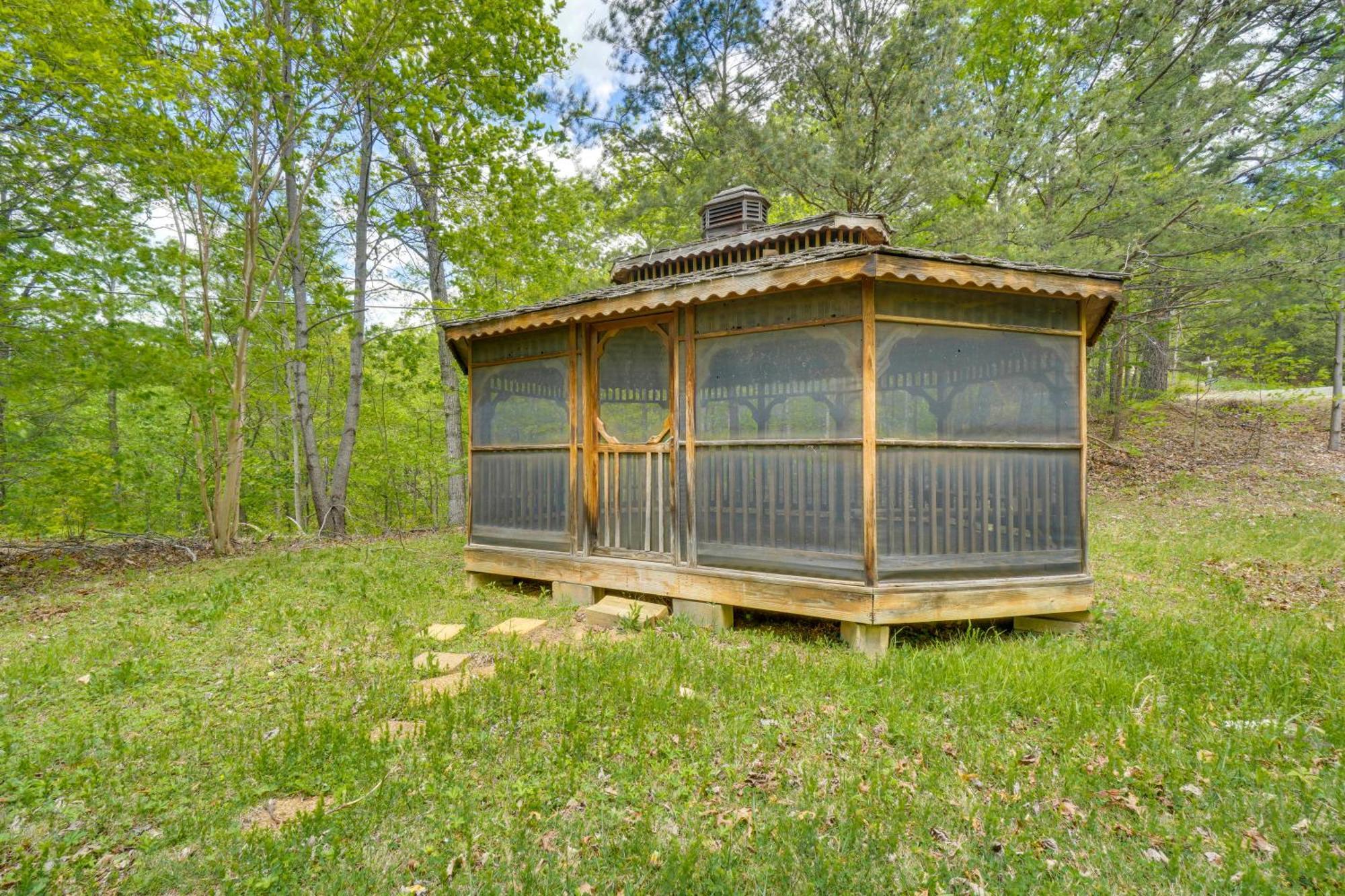 With Hot Tub About 11 Miles To Downtown Apartment