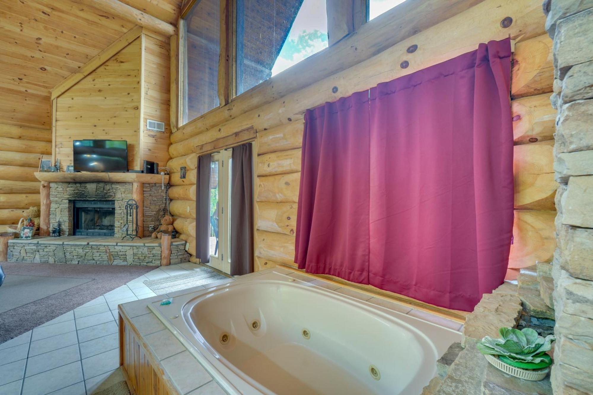 With Hot Tub About 11 Miles To Downtown *
