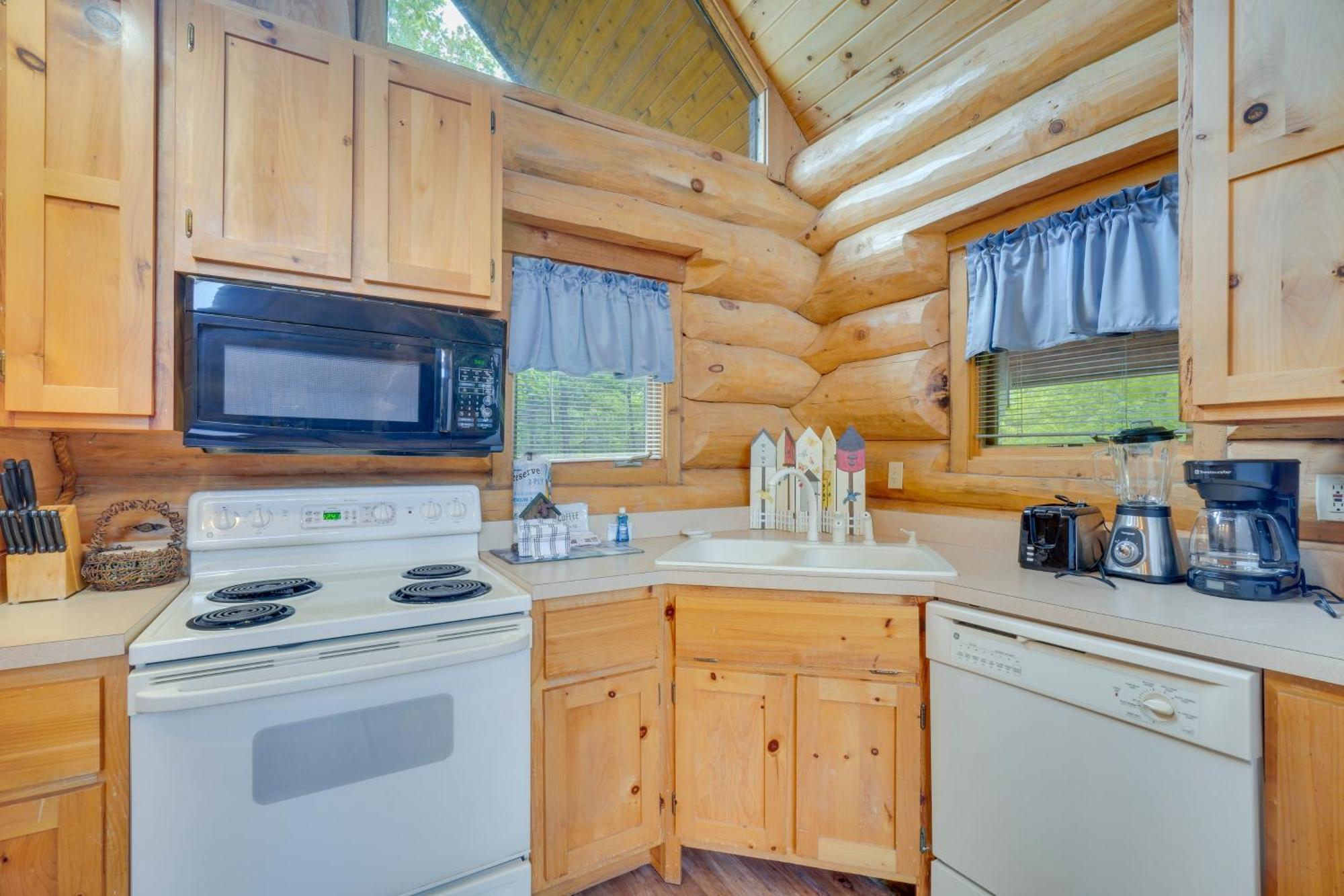 With Hot Tub About 11 Miles To Downtown * Gatlinburg