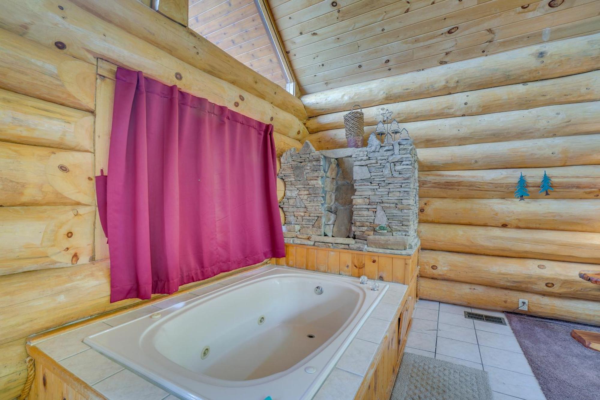 Apartment With Hot Tub About 11 Miles To Downtown