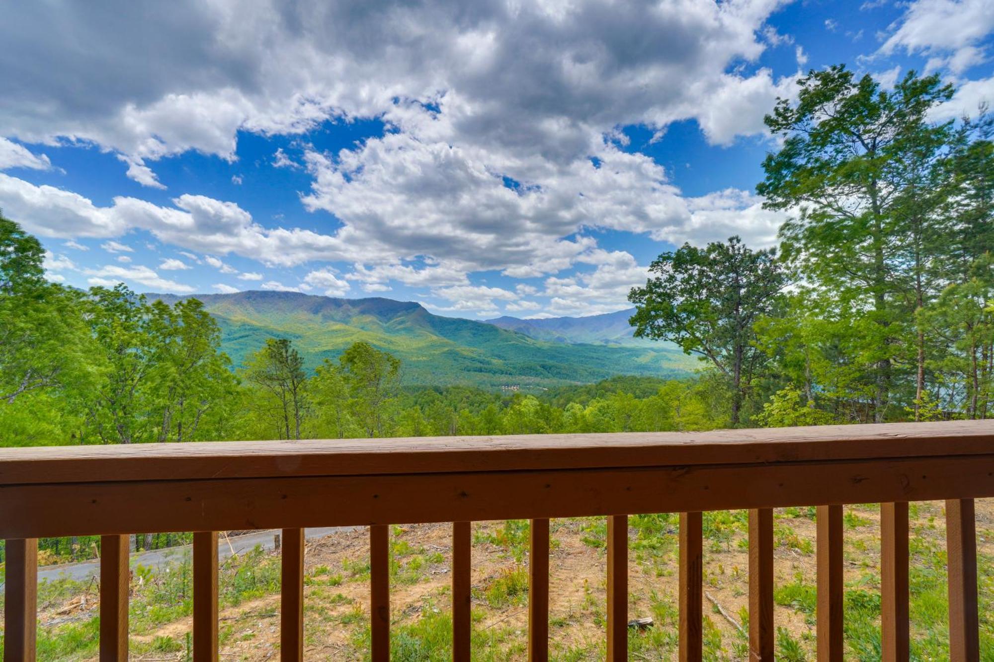 With Hot Tub About 11 Miles To Downtown Apartment Gatlinburg