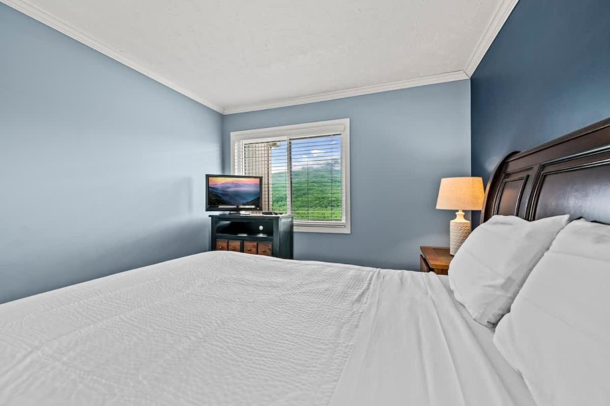 Sleeps 6 Pool Playground Mountain Views Hot Tub Holiday home