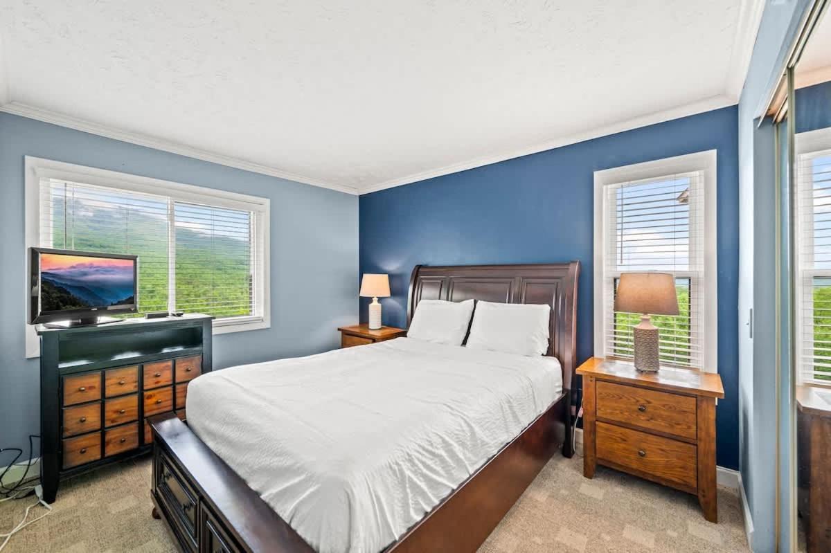 Sleeps 6 Pool Playground Mountain Views Hot Tub Holiday home *