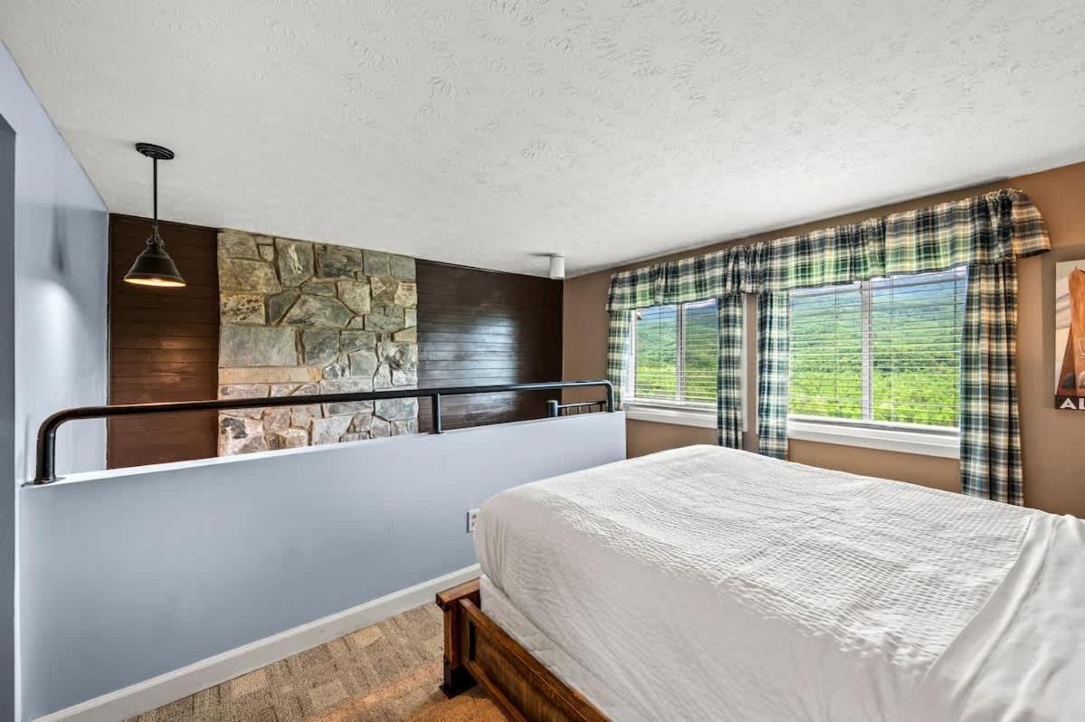 Holiday home Sleeps 6 Pool Playground Mountain Views Hot Tub