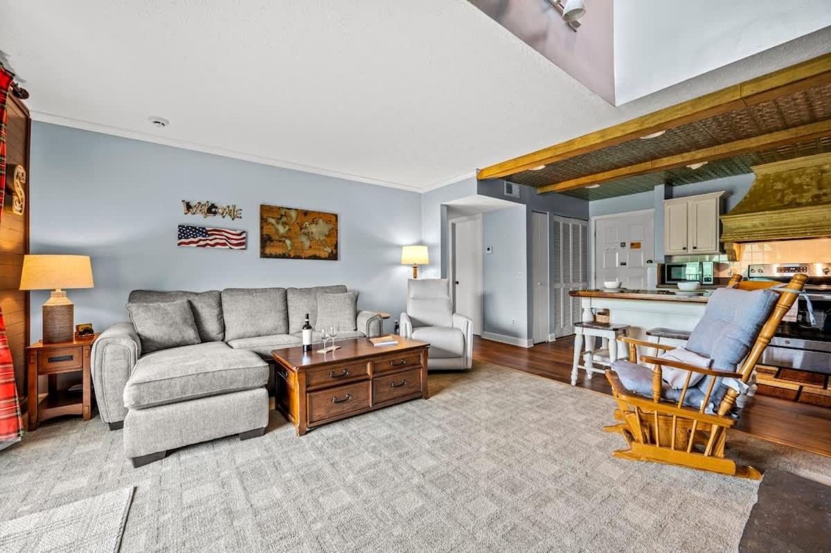Sleeps 6 Pool Playground Mountain Views Hot Tub Holiday home *