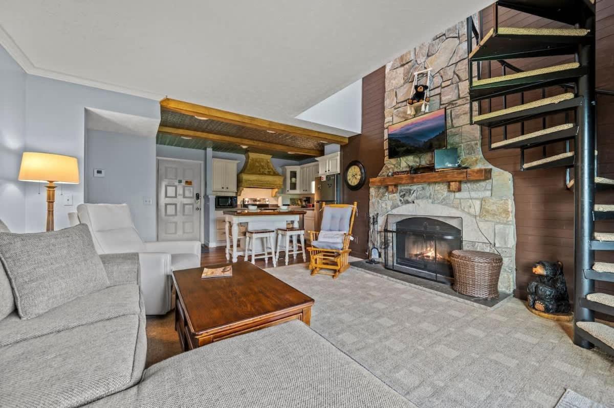 Sleeps 6 Pool Playground Mountain Views Hot Tub Holiday home Gatlinburg