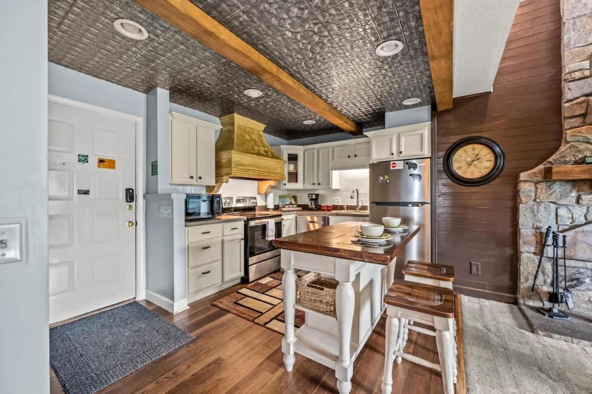 Holiday home Sleeps 6 Pool Playground Mountain Views Hot Tub Gatlinburg