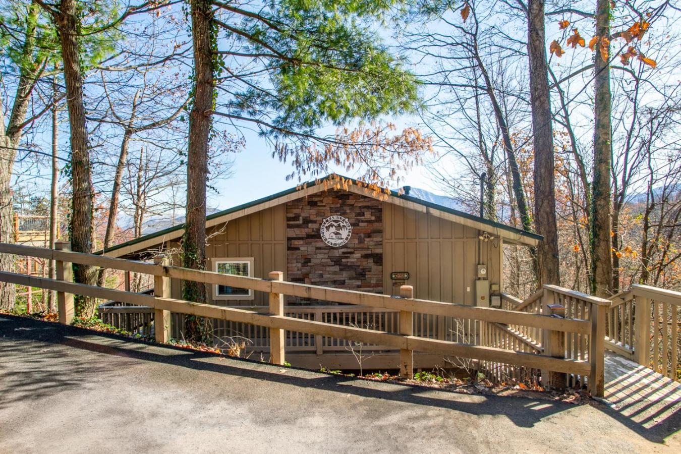 Heights Retreat - Mountain Views & Hot Tub * Gatlinburg