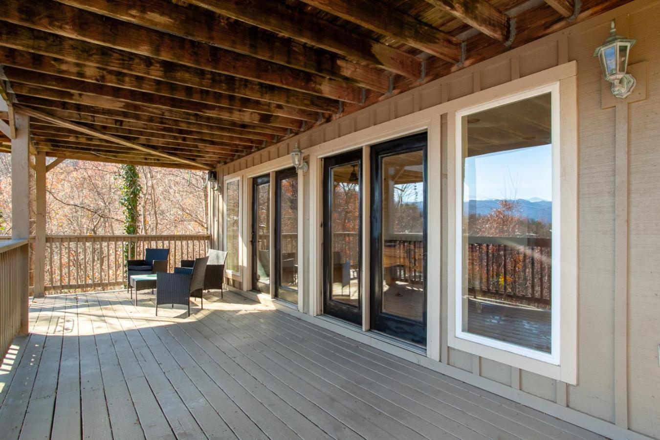 Heights Retreat - Mountain Views & Hot Tub *