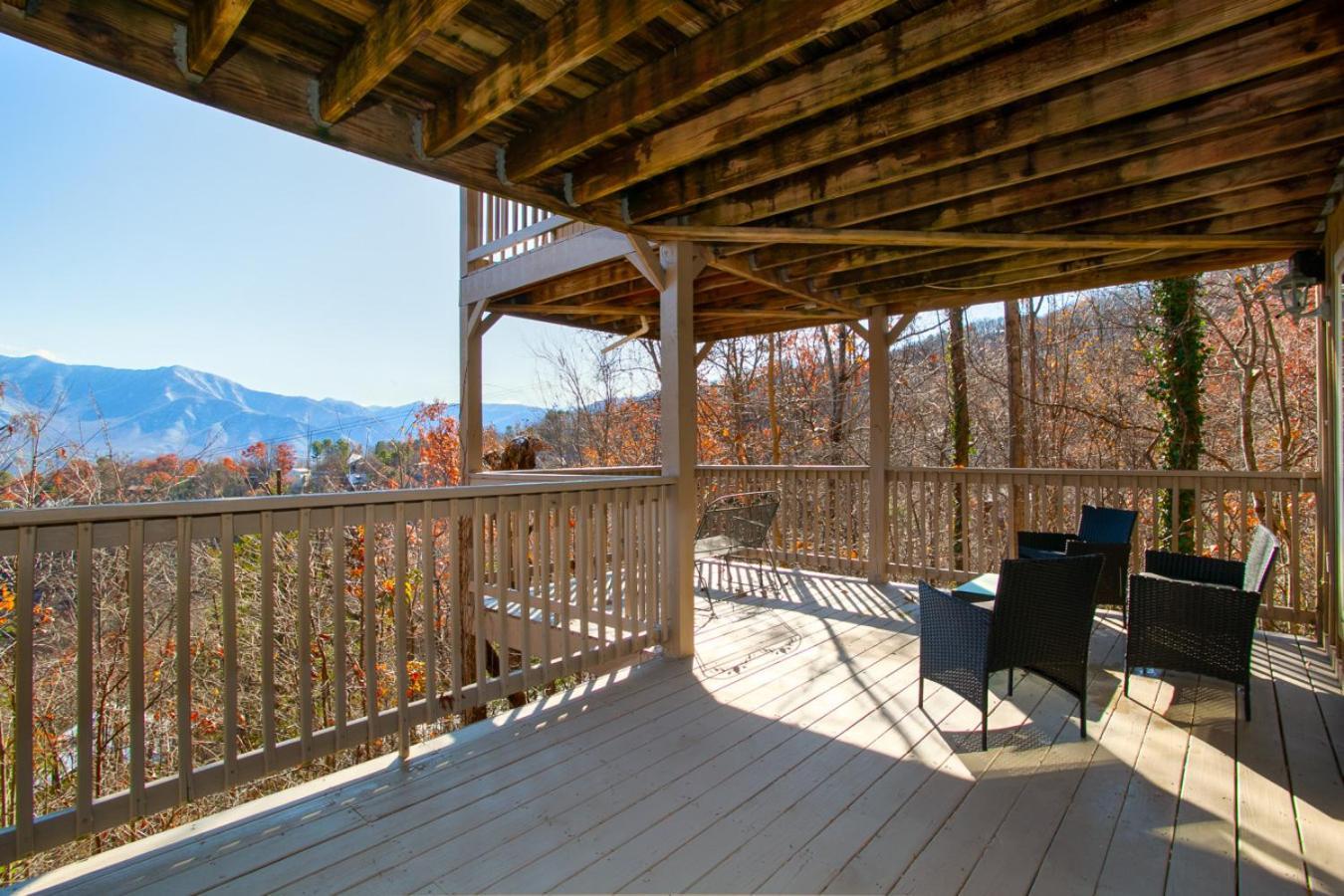 Heights Retreat - Mountain Views & Hot Tub Gatlinburg