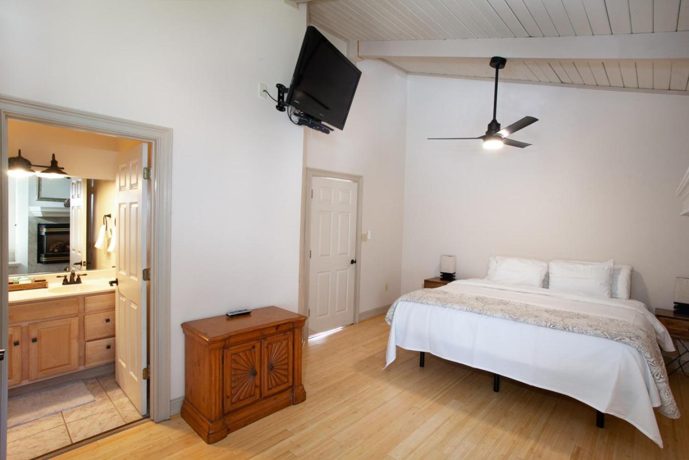 Heights Retreat - Mountain Views & Hot Tub *