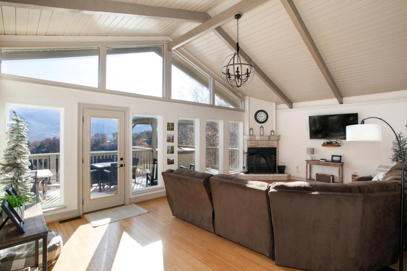 Heights Retreat - Mountain Views & Hot Tub