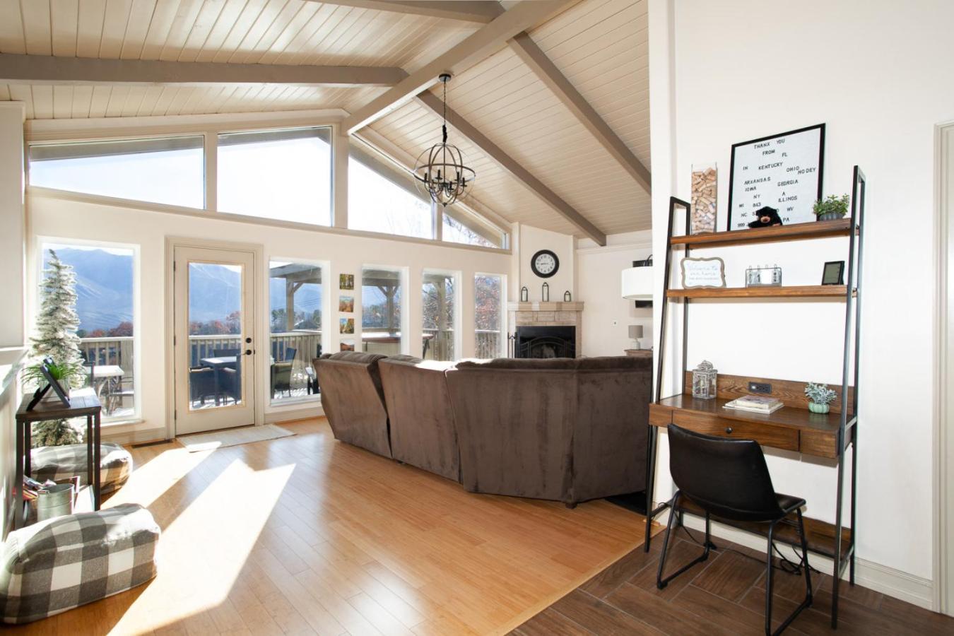Heights Retreat - Mountain Views & Hot Tub *