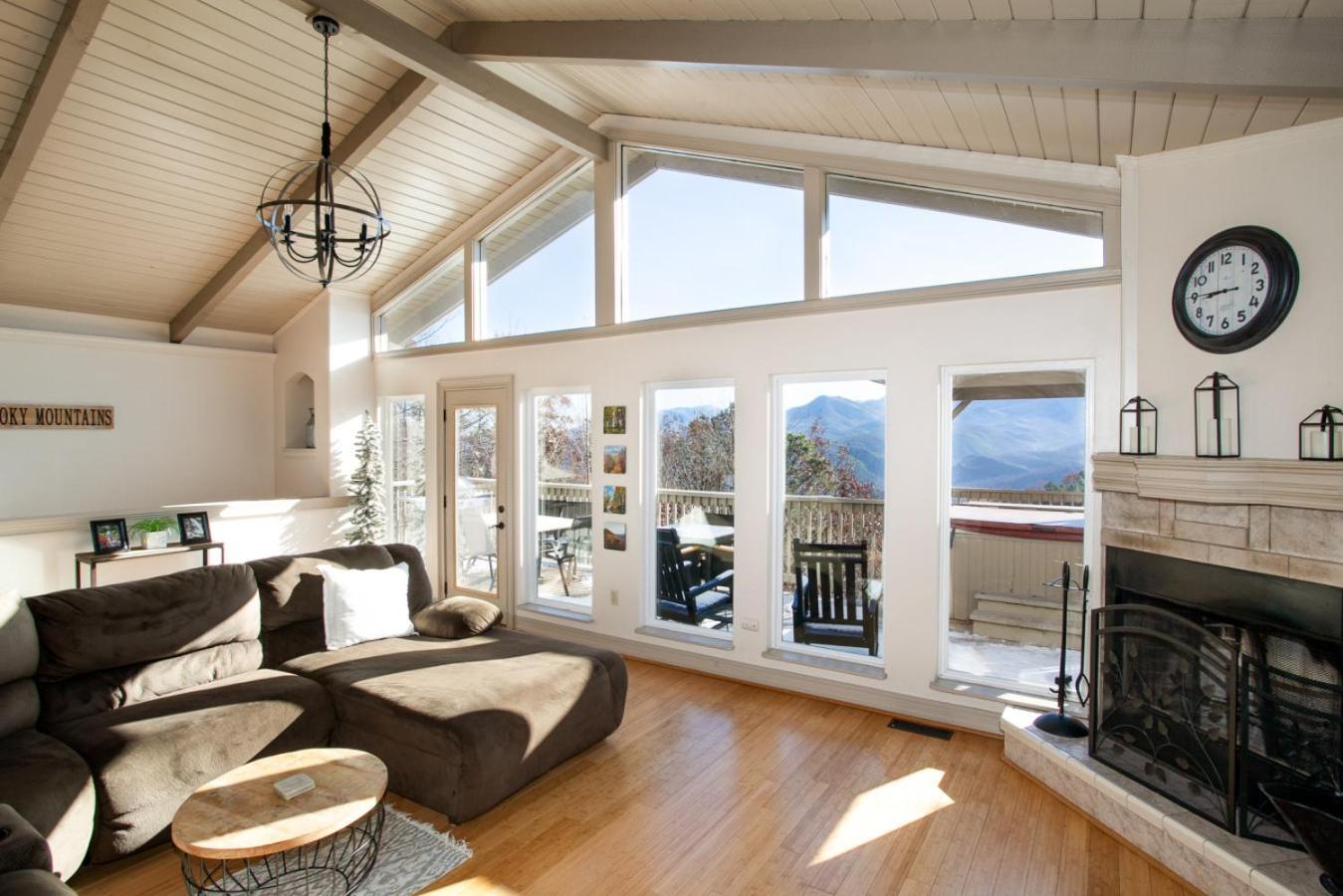 Heights Retreat - Mountain Views & Hot Tub * Gatlinburg