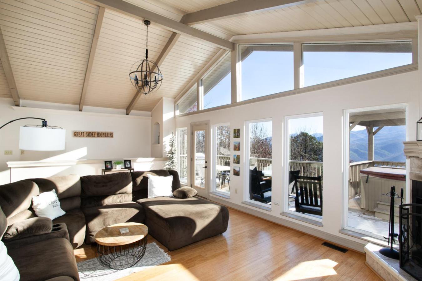 Heights Retreat - Mountain Views & Hot Tub
